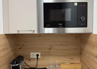 Gästehaus Rana Rust Vierbettzimmer mit Balkon Küchenzeile mit Mikrowelle, Kaffeemaschine, Kapseln, Gläser