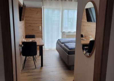 Gästehaus Rana Rust Vierbettzimmer mit Balkon Blick von Flur in einen der Zimmerbereiche