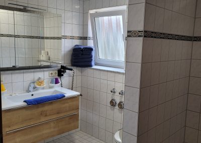 Gästehaus Rana Rust Vierbettzimmer mit Balkon Badezimmer mit begehbarer Dusche