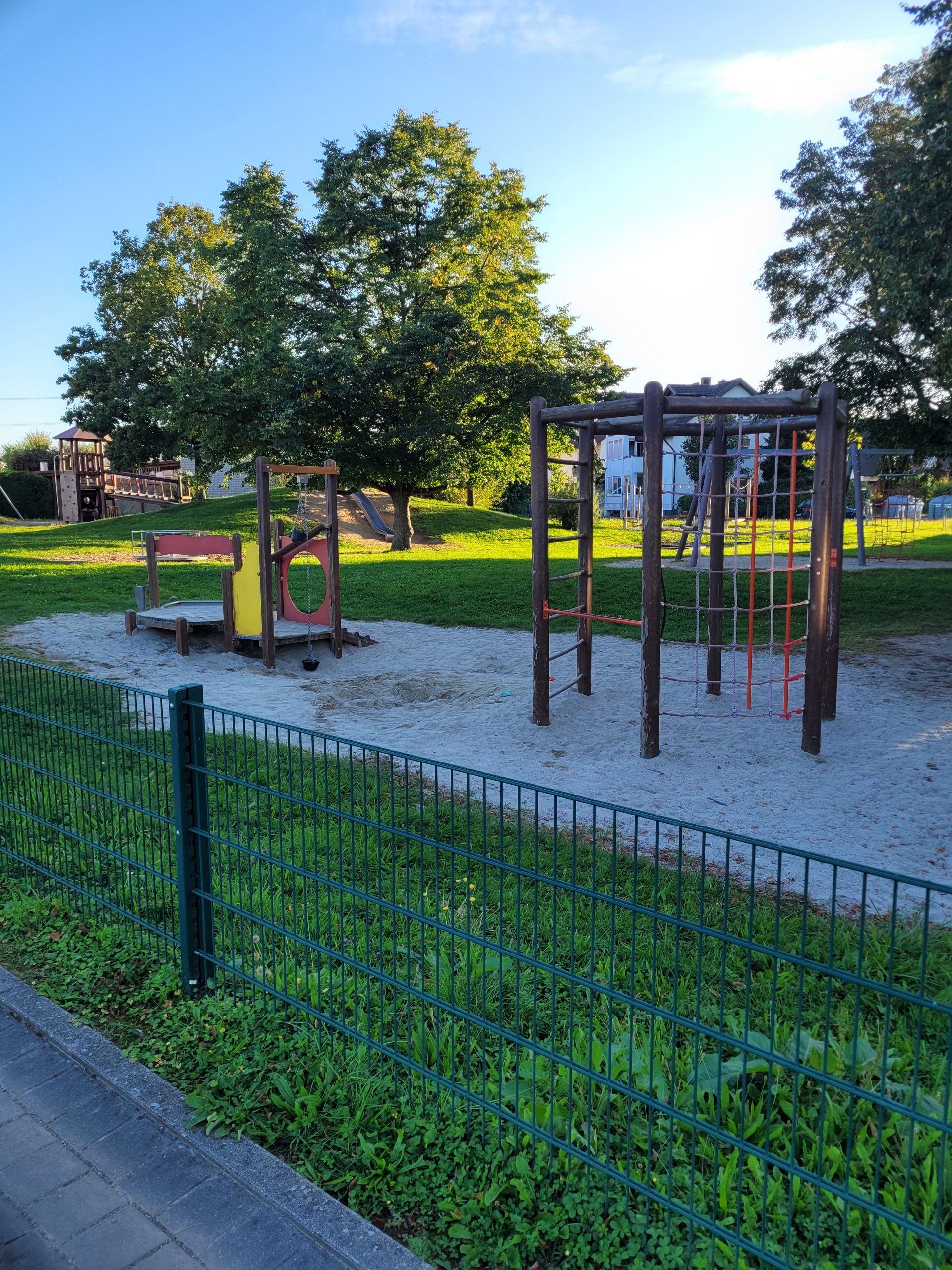 Spielplatz – nur 100m von Ranas B&B in Rust entfernt mit der Ansicht der Klettergerüste im Sand